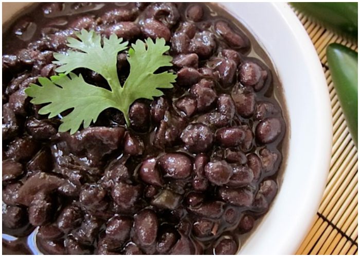 Receta de deliciosos frijoles negros con sabor cubano.