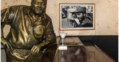 Estatua de Ernest Hemingway en el Restaurante Floridita.