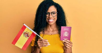 Muchacha-latina-sosteniendo-bandera-y-pasaporte-español