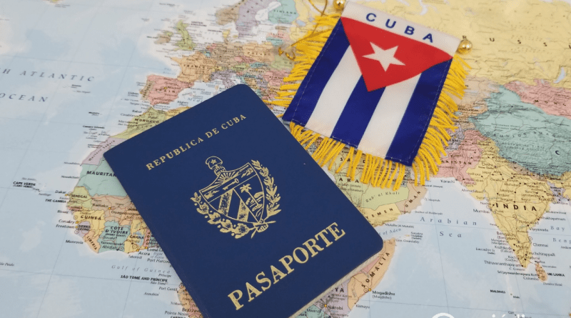 pasaporte de cuba con bandera sobre mapa del mundo