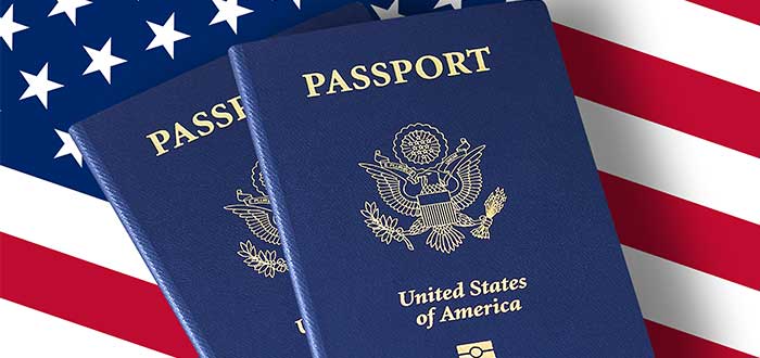pasaporte-de-usa-y-bandera