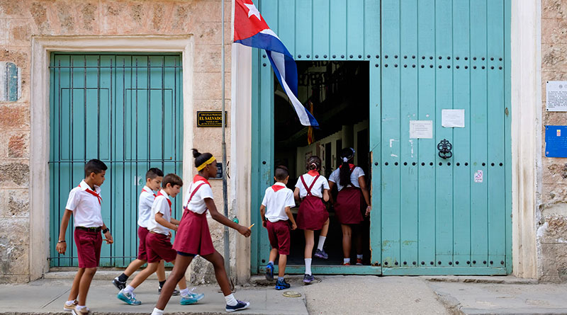 niños en escuela cubana