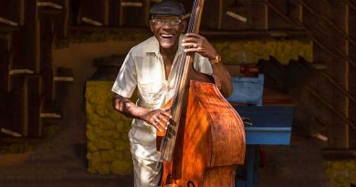 cubano-sonriendo-con-instrumento-musical