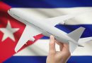 Concepto de viajar a Cuba: avión con bandera cubana de fondo