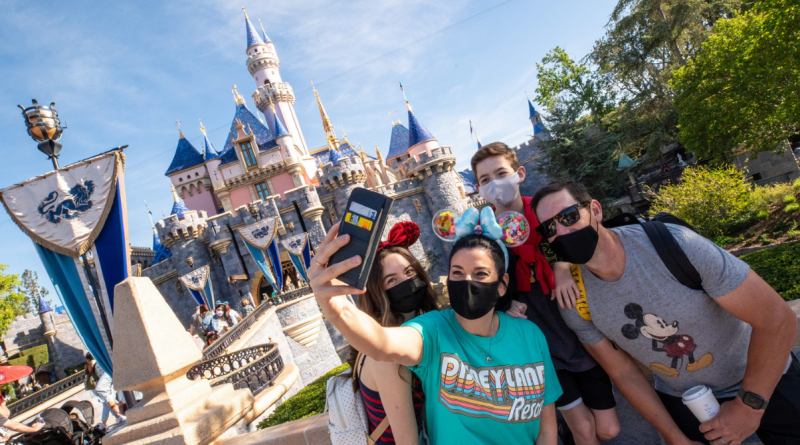 Parque Disneyland flexibiliza el uso de mascarillas en sus instalaciones