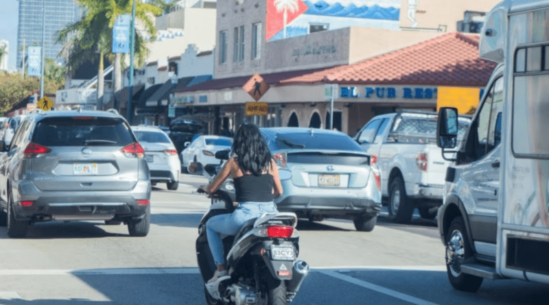 Migrantes cubanos llevan los motorinas a Miami
