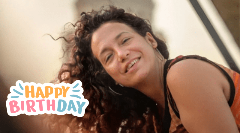 Laura de la Uz sonriente celebrando su cumpleaños.