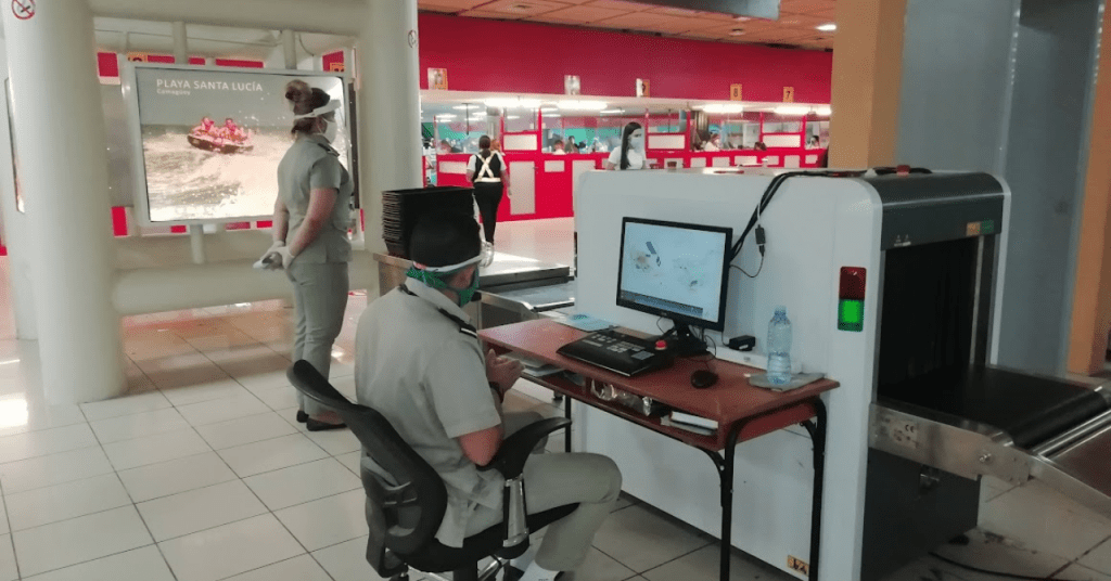 Aduana de Cuba decomisando mercancías no personales en los aeropuertos cubanos.