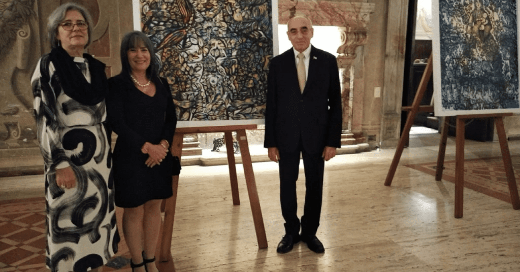 Zaida del Río, pintora cubana en el Vaticano, mostrando una de sus obras.
