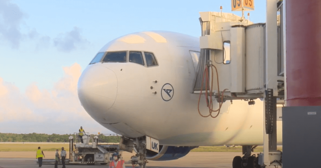 Avión de Condor en el aeropuerto de Holguín antes de cancelar sus vuelos a Cuba.