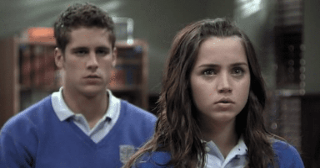 Ana de Armas en una escena de El Internado o en una alfombra roja reciente