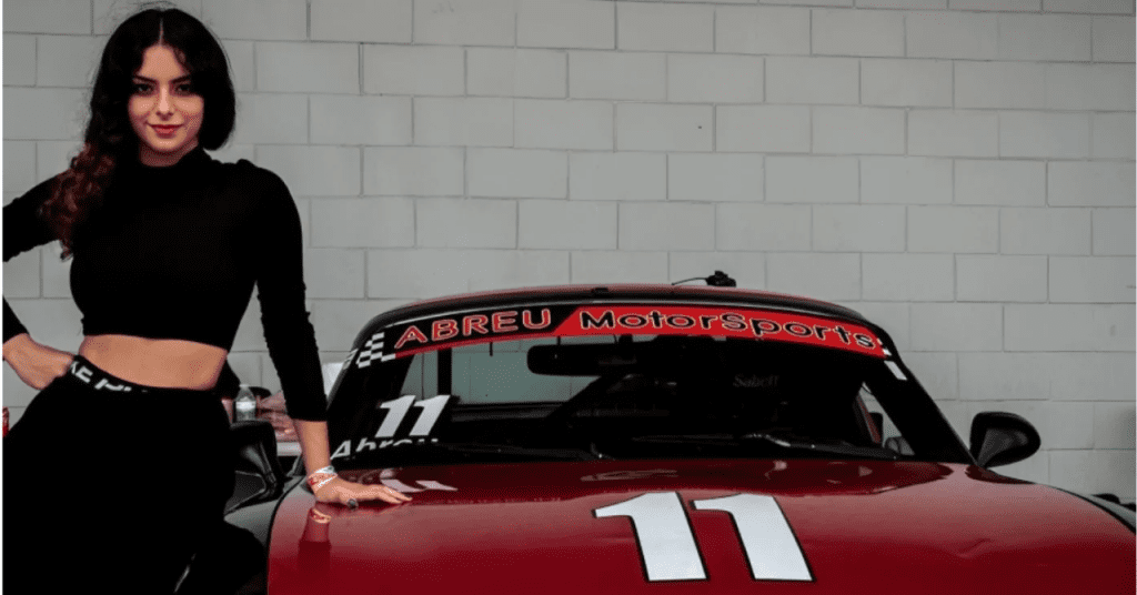 Joven cubana piloto de Fórmula 4 compitiendo en circuito profesional de EE.UU.