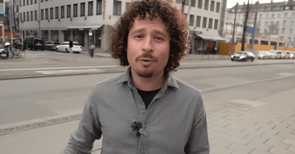 Luisito Comunica en Cuba caminando por el Malecón habanero.