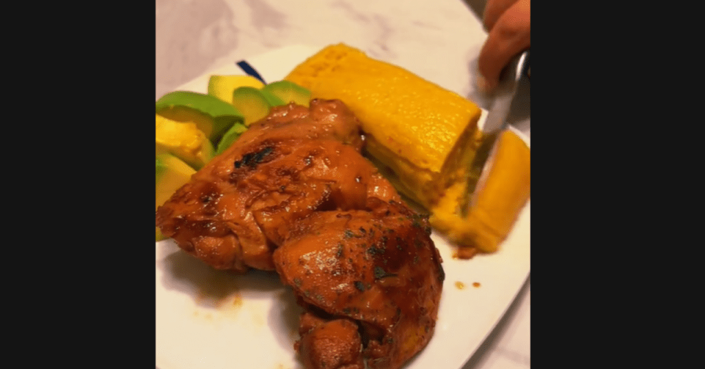 La Guantanamera mostrando su receta de cerdo asado en TikTok.