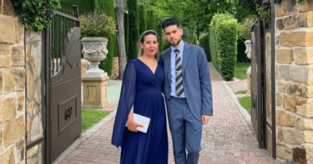 Joven cubano triunfa en España al graduarse y reunir a su familia.