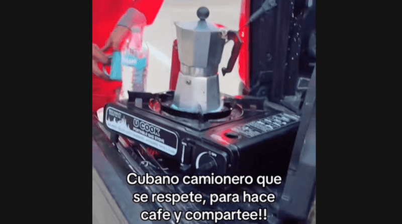 Camionero cubano prepara café en un fogón portátil junto a su tráiler.