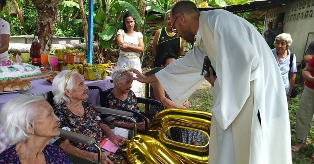 En la comunidad El Guayabo, en Baracoa, provincia de Guantánamo, hay dos hermanas que han sido testigos de todo un siglo de historia cubana. Se llaman Luz de América y Luz de Oriente, pero en el pueblo todos las conocen simplemente como América y Oriente. Este primero de mayo de 2025, estas dos mujeres excepcionales celebraron su centenario rodeadas de hijos, nietos, bisnietos, una tataranieta… y muchísimos vecinos. Sí, las gemelas cubanas cumplen 100 años, y lo hacen con lucidez, buen humor y una vitalidad que ha sorprendido incluso a sus propios familiares. El festejo que paralizó la comunidad Desde temprano, la casa se llenó de vida. Llegaron familiares desde diferentes lugares del país, vecinos de toda la zona y hasta curiosos que no querían perderse el momento. La celebración incluyó mariachis durante casi todo el día, una misa exclusiva y dulces “sin límite”, como contaron entre risas. La emisora local cubrió la jornada y muchos en Baracoa sintieron que era una fiesta de todos. América y Oriente cantaron himnos religiosos de memoria, bromearon con los regalos y disfrutaron, como si tuvieran 20 años, de cada instante. Claudia Rafaela Ortiz, una de sus nietas —y también gemela—, resumió el día con emoción: «Un parto. Dos hermanas. Y esperarse para cumplir, juntas, los 100 años». Dos vidas inseparables América y Oriente nacieron el 1 de mayo de 1925. Desde entonces, su vínculo ha sido irrompible. Viven en casas contiguas y, según sus nietos, “lo más lejos que han estado una de la otra es a un patio de distancia y una mata de naranjas portoplata”. En Baracoa, son un símbolo de unidad, fe y resistencia. Aunque América dejó de caminar hace 15 años por una fractura de cadera y un accidente cerebrovascular, mantiene la mente «clarita», como dicen sus nietos. Oriente, en cambio, sigue moviéndose por la comunidad como siempre. Secretos para llegar al siglo Cuando les preguntaron cuál era la clave para vivir tanto, no dudaron: «Creer en Dios… y guardar los otros santos», dijo América. «Hay que cuidarse si se quieren cumplir 100 años», añadió Oriente, mientras señalaba la cama llena de regalos. Ambas han llevado una vida sencilla, marcada por el trabajo, la oración y la familia. Han vivido pérdidas dolorosas —como la muerte de un hijo y la enfermedad de una hija—, pero nunca han perdido la alegría ni la fe. Más que una curiosidad: un legado En una Cuba que ya supera los 2 000 centenarios, encontrar un par de gemelas cubanas que cumplen 100 años es algo verdaderamente inusual. Son testigos de otra época: nacieron en la República antes de 1959, vieron la construcción de La Farola, sobrevivieron ciclones, cambios sociales y tecnológicos. Sus historias, contadas entre anécdotas y carcajadas, forman parte de la memoria viva del pueblo cubano. En Baracoa, nadie recuerda un tiempo sin América y Oriente. Un ejemplo que trasciende fronteras Para los cubanos que viven en Estados Unidos, esta historia toca el corazón. Las gemelas cubanas que cumplen 100 años representan algo más que longevidad: simbolizan los valores que muchas familias han llevado consigo al emigrar. Fe, familia y resistencia. Claudia, su nieta, lo expresó con una ternura que muchos reconocen: Gemelas cubanas cumplen 100 años rodeadas de su familia en Baracoa