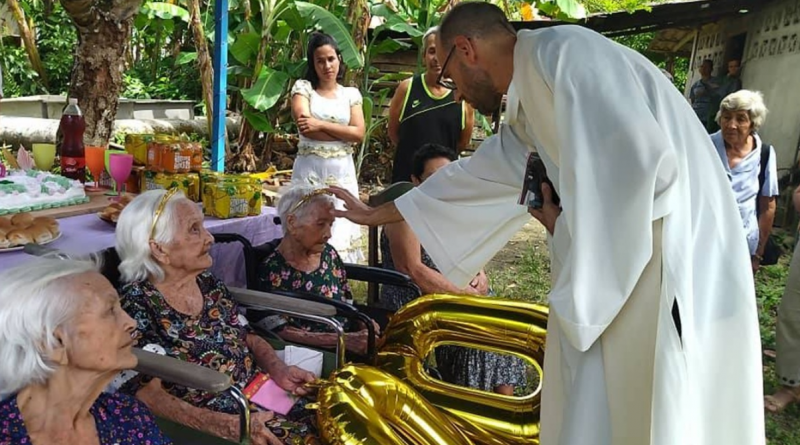 En la comunidad El Guayabo, en Baracoa, provincia de Guantánamo, hay dos hermanas que han sido testigos de todo un siglo de historia cubana. Se llaman Luz de América y Luz de Oriente, pero en el pueblo todos las conocen simplemente como América y Oriente. Este primero de mayo de 2025, estas dos mujeres excepcionales celebraron su centenario rodeadas de hijos, nietos, bisnietos, una tataranieta… y muchísimos vecinos. Sí, las gemelas cubanas cumplen 100 años, y lo hacen con lucidez, buen humor y una vitalidad que ha sorprendido incluso a sus propios familiares. El festejo que paralizó la comunidad Desde temprano, la casa se llenó de vida. Llegaron familiares desde diferentes lugares del país, vecinos de toda la zona y hasta curiosos que no querían perderse el momento. La celebración incluyó mariachis durante casi todo el día, una misa exclusiva y dulces “sin límite”, como contaron entre risas. La emisora local cubrió la jornada y muchos en Baracoa sintieron que era una fiesta de todos. América y Oriente cantaron himnos religiosos de memoria, bromearon con los regalos y disfrutaron, como si tuvieran 20 años, de cada instante. Claudia Rafaela Ortiz, una de sus nietas —y también gemela—, resumió el día con emoción: «Un parto. Dos hermanas. Y esperarse para cumplir, juntas, los 100 años». Dos vidas inseparables América y Oriente nacieron el 1 de mayo de 1925. Desde entonces, su vínculo ha sido irrompible. Viven en casas contiguas y, según sus nietos, “lo más lejos que han estado una de la otra es a un patio de distancia y una mata de naranjas portoplata”. En Baracoa, son un símbolo de unidad, fe y resistencia. Aunque América dejó de caminar hace 15 años por una fractura de cadera y un accidente cerebrovascular, mantiene la mente «clarita», como dicen sus nietos. Oriente, en cambio, sigue moviéndose por la comunidad como siempre. Secretos para llegar al siglo Cuando les preguntaron cuál era la clave para vivir tanto, no dudaron: «Creer en Dios… y guardar los otros santos», dijo América. «Hay que cuidarse si se quieren cumplir 100 años», añadió Oriente, mientras señalaba la cama llena de regalos. Ambas han llevado una vida sencilla, marcada por el trabajo, la oración y la familia. Han vivido pérdidas dolorosas —como la muerte de un hijo y la enfermedad de una hija—, pero nunca han perdido la alegría ni la fe. Más que una curiosidad: un legado En una Cuba que ya supera los 2 000 centenarios, encontrar un par de gemelas cubanas que cumplen 100 años es algo verdaderamente inusual. Son testigos de otra época: nacieron en la República antes de 1959, vieron la construcción de La Farola, sobrevivieron ciclones, cambios sociales y tecnológicos. Sus historias, contadas entre anécdotas y carcajadas, forman parte de la memoria viva del pueblo cubano. En Baracoa, nadie recuerda un tiempo sin América y Oriente. Un ejemplo que trasciende fronteras Para los cubanos que viven en Estados Unidos, esta historia toca el corazón. Las gemelas cubanas que cumplen 100 años representan algo más que longevidad: simbolizan los valores que muchas familias han llevado consigo al emigrar. Fe, familia y resistencia. Claudia, su nieta, lo expresó con una ternura que muchos reconocen: Gemelas cubanas cumplen 100 años rodeadas de su familia en Baracoa