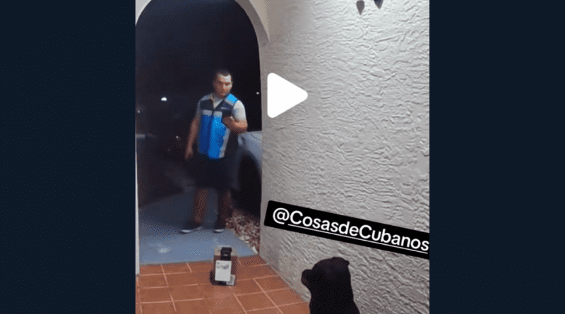 Repartidor cubano de Amazon sorprendido por perro de cerámica