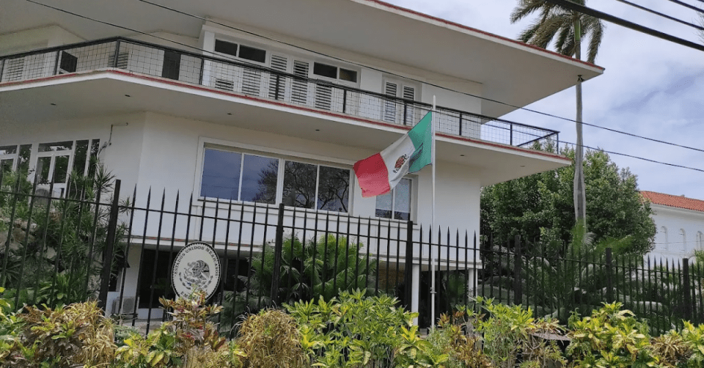 Fachada de la Embajada de México en La Habana